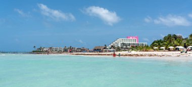 Mujeres Adası, Cancun, Meksika - 13 Eylül 2021 - Güzel Karayip plajı Playa Norte ya da Cancun, Meksika yakınlarındaki Isla Mujeres 'deki Kuzey plajı