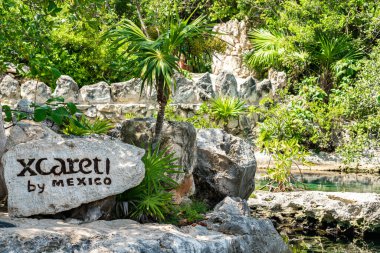 Cancun, Meksika - 13 Eylül 2021: Meksika 'da büyük bir taşın üzerinde Xcaret tema parkı tabelası