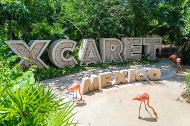 Cancun, Meksika - 13 Eylül 2021: Meksika 'da Xcaret tema parkı giriş tabelası