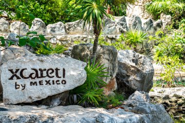 Cancun, Meksika - 13 Eylül 2021: Meksika 'da büyük bir taşın üzerinde Xcaret tema parkı tabelası