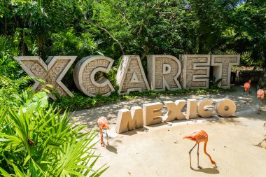 Cancun, Meksika - 13 Eylül 2021: Meksika 'da Xcaret tema parkı giriş tabelası