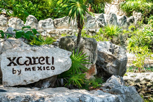 Cancun, Meksika - 13 Eylül 2021: Meksika 'da büyük bir taşın üzerinde Xcaret tema parkı tabelası