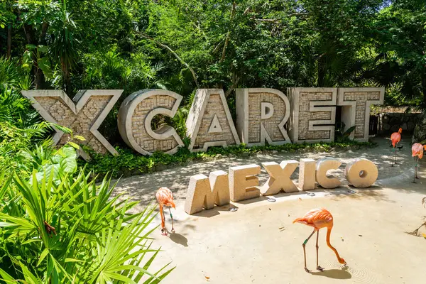 Cancun, Meksika - 13 Eylül 2021: Meksika 'da Xcaret tema parkı giriş tabelası