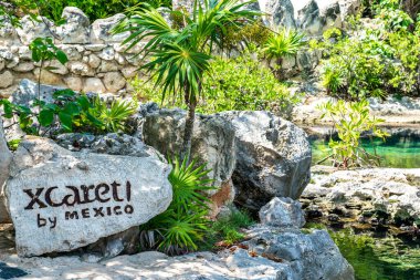 Cancun, Meksika - 13 Eylül 2021: Meksika 'da büyük bir taşın üzerinde Xcaret tema parkı tabelası