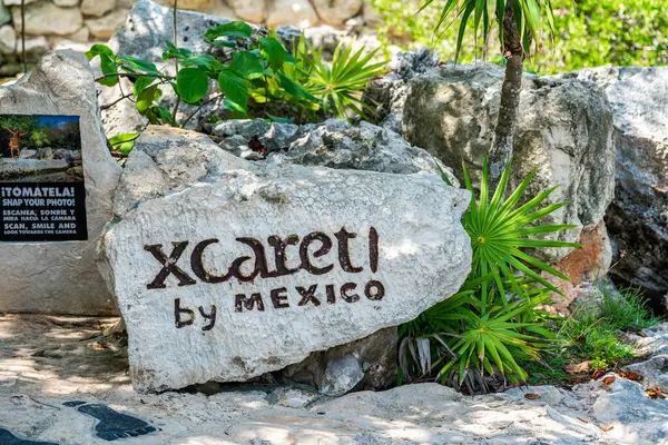 Cancun, Meksika - 13 Eylül 2021: Meksika 'da büyük bir taşın üzerinde Xcaret tema parkı tabelası