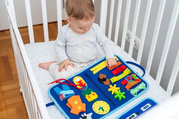 Einjähriges Baby Spielt Mit Buch Kinderbett — Stockfoto