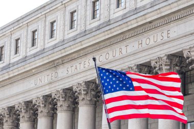 ABD ulusal bayrağı New York, ABD 'deki ABD Mahkeme Binası önünde rüzgarda dalgalanıyor