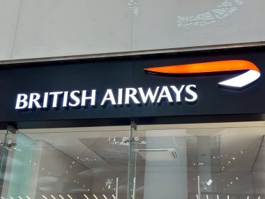 İstanbul, Türkiye - 19 Nisan 2024: İstanbul havaalanından kalkan British Airways yazılı büyük mavi ışıklı bir logo. Bilet ofisi satışı