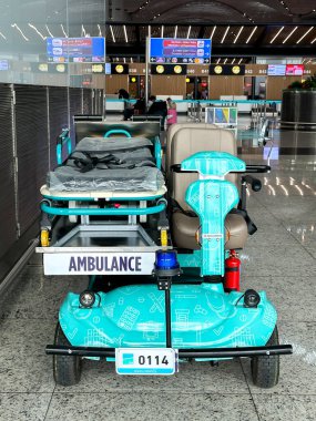 İstanbul, Türkiye - 19 Nisan 2024: İstanbul uluslararası havaalanında yaralananlar ve hastalar için acil durum elektrikli ambulansı. Özel ulaşım