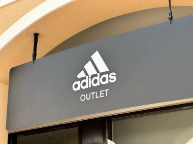 Belgrad, Sırbistan - 16 Haziran 2024: Adidas Outlet mağazasının üç şeritli ünlü logosu ve markasını yakalayan açık hava tabela çekimi