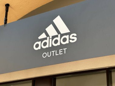 Belgrad, Sırbistan - 16 Haziran 2024: Adidas Outlet mağazasının üç şeritli ünlü logosu ve markasını yakalayan açık hava tabela çekimi