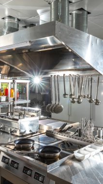 Paslanmaz mutfak gereçleri ve restoran ölçeğinde yemek pişirmek için mutfak malzemeleri, tavalar, tencereler, ocaklar.