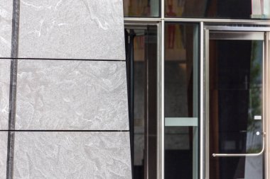 Ofis girişinin somut cephesi. Bir logo veya şirket adı için boş alan