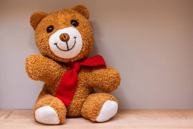 Bu sevimli oyuncak ayı çocuklar için mükemmel, onu ideal bir hediye ve keyifli bir dekor yapıyor.