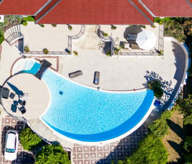 Bu çarpıcı hava görüntüsü, rahatlamak ve lüks tatiller için mükemmel bir tatil havuzu sergiliyor.