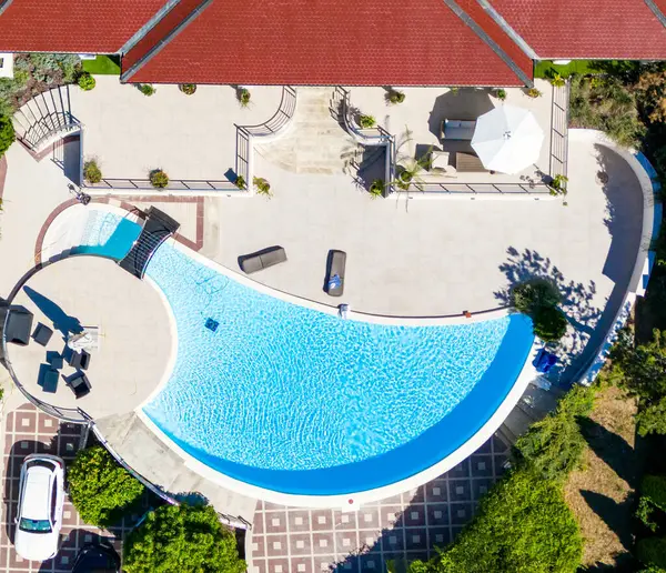 Bu çarpıcı hava görüntüsü, rahatlamak ve lüks tatiller için mükemmel bir tatil havuzu sergiliyor.