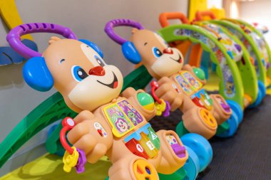 Kreşteki parlak ve renkli çocuk oyuncakları. Bebekleri eğlenceli oyun deneyimleriyle eğlendirin, eğlendirin ve eğitin