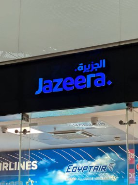 İstanbul, Türkiye - 19 Nisan 2024: Jazeera Airways havaalanı terminalinde logo işareti. Havayolu markası ve Orta Doğu seyahati kavramı.