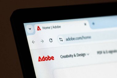 New York, ABD - 15 Aralık 2024: Adobe web sitesi ana sayfası görünür logo ile bilgisayar ekranında gösteriliyor. Yaratıcı yazılım, tasarım araçları ve dijital çözümler için çevrimiçi platform