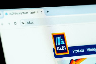 New York, ABD - 15 Aralık 2024: Aldi web sitesi ana sayfası bilgisayar ekranında şirket logosu ile gösterildi. Çevrimiçi platform ürünleri, tasarruflar ve tatil teklifleri