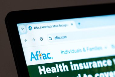 New York, ABD - 15 Aralık 2024: Aflac web sitesinin ana sayfası görünür şirket logosuyla bilgisayar ekranında gösteriliyor. Sağlık sigortası hizmetleri ve kapsama seçenekleri için çevrimiçi platform
