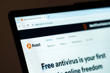 New York, ABD - 15 Aralık 2024: Avast web sitesi ana sayfası şirket logosuyla bilgisayar ekranında gösteriliyor. Antivirüs yazılımı ve siber güvenlik çözümleri için çevrimiçi platform
