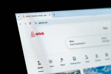 New York, ABD - 15 Aralık 2024: Airbnb web sitesi ana sayfası görünür logo ile bilgisayar ekranında gösteriliyor. Tatil kiralama, seyahat konaklama ve varış yerleri için çevrimiçi platform
