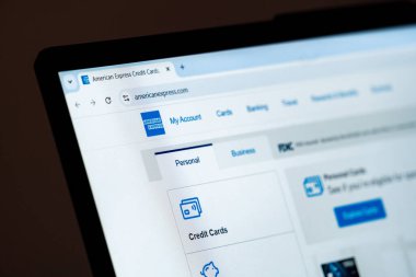 New York, ABD - 15 Aralık 2024: American Express web sitesi görünür logolu bilgisayar ekranında görüntülendi. Kredi kartları, bankacılık ve finans hizmetleri için çevrimiçi platform