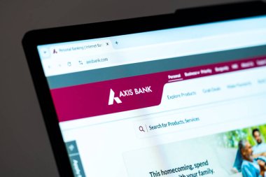 New York, ABD - 15 Aralık 2024: Axis Bank ana sayfası banka logosu, arama çubuğu ve navigasyon seçeneklerini gösteren bilgisayar ekranında gösterildi. Kişisel ve kurumsal finans için çevrimiçi bankacılık platformu