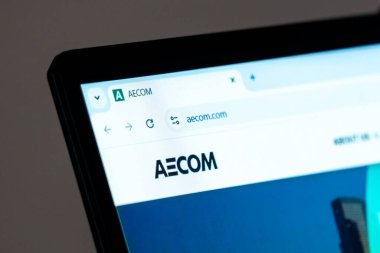 New York, ABD - 15 Aralık 2024: AECOM ana sayfası görünür şirket logosu ve enerji geçiş başlığıyla bilgisayar ekranında gösterildi. Mühendislik, altyapı ve