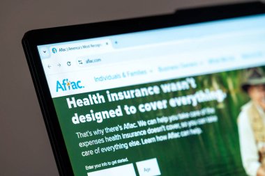 New York, ABD - 15 Aralık 2024: Aflac web sitesinin ana sayfası görünür şirket logosuyla bilgisayar ekranında gösteriliyor. Sağlık sigortası hizmetleri ve kapsama seçenekleri için çevrimiçi platform
