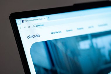 New York, ABD - 15 Aralık 2024: AbbVie web sitesi ana sayfası bilgisayar ekranında logo ve navigasyon çubuğu ile gösterildi. Sağlık, ilaç araştırmaları ve küresel sağlık hizmetleri için kurumsal platform