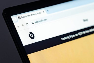 New York, ABD - 17 Aralık 2024: Beats by Dre web sitesinin ana sayfası logolu bilgisayar ekranında sergilendi. Premium kulaklıklar, kulaklıklar ve ses ürünleri için çevrimiçi platform