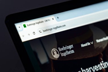 Boehringer Ingelheim web sitesinin ana sayfası logolu dizüstü bilgisayar ekranında görüntülendi. Yenilikçi sağlık çözümleri konusunda uzmanlaşmış küresel ilaç şirketi