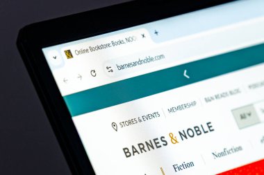 New York, ABD - 17 Aralık 2024: Barnes and Noble web sitesi logolu bilgisayar ekranında sergilendi. Kitap, e-kitap ve okuma aksesuarları için çevrimiçi platform