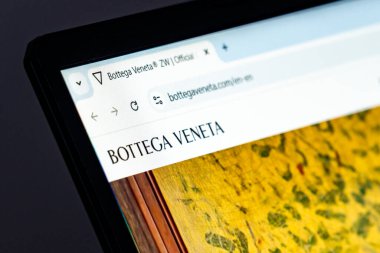 New York, ABD - 17 Aralık 2024: Lüks moda markalarını gösteren Bottega Veneta web sitesini laptop ekranında kapatın
