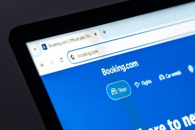 New York, ABD - 17 Aralık 2024: Booking.com web sitesi logolu dizüstü bilgisayar ekranında görüntülendi. Oteller, uçuşlar ve araba kiralama için online seyahat platformu