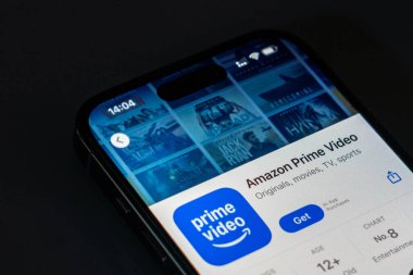 New York, ABD - 20 Aralık 2024: Amazon Prime Video uygulaması akıllı telefon ekranında logo ile görüntülendi. Film, televizyon programı ve özgün içerik sunan canlı uygulama