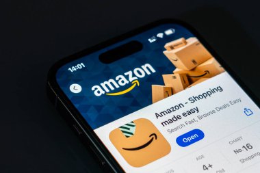 New York, ABD - 20 Aralık 2024: Amazon Alışveriş uygulaması akıllı telefon ekranında logo ile görüntülendi. Çok çeşitli ürünler ve hızlı dağıtım seçenekleri sunan ticaret uygulaması