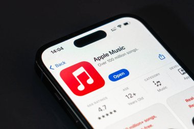 New York, ABD - 20 Aralık 2024: Apple Music uygulaması logolu akıllı telefon ekranında gösterildi. Milyonlarca şarkı ve kişisel çalma listesi sunan canlı uygulama