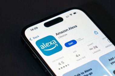 New York, ABD - 20 Aralık 2024: Amazon Alexa uygulaması akıllı telefon ekranında logo ile görüntülendi. Akıllı ev kontrolü ve sanal yardım için ses asistanı uygulaması