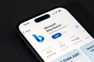 New York, ABD - 20 Aralık 2024: Microsoft Bing uygulaması akıllı telefon ekranında logo ile görüntülendi. Web taraması ve yapay zeka özellikleri sunan arama motoru uygulaması