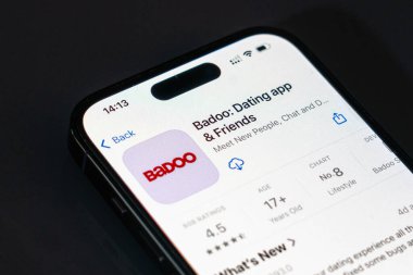 New York, ABD - 20 Aralık 2024: Badoo uygulaması akıllı telefon ekranında logo ile görüntülendi. Yeni insanlarla tanışmak ve bağlantı kurmak için popüler randevu uygulaması