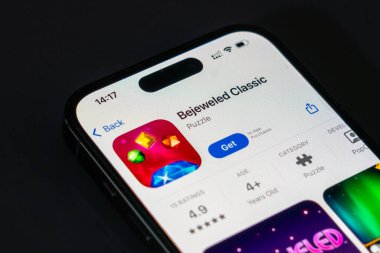 New York, ABD - 20 Aralık 2024: Bejeweled Classic oyun uygulaması akıllı telefon ekranında logo ile görüntülendi. Renkli mücevherler ve bağımlılık yaratan oyun içeren ikonik bulmaca oyunu