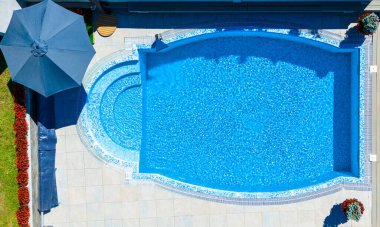 Mozaik fayanslı ve verandalı lüks oval havuz manzarası