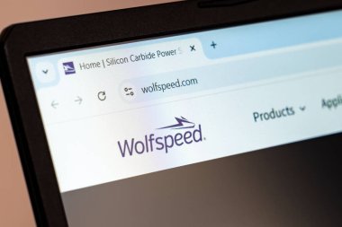 New York, ABD - 21 Aralık 2024: Wolfspeed web sitesi logolu dizüstü bilgisayar ekranında görüntülendi. Yarı iletken şirket silikon karpit ve elektrik elektroniği konusunda uzmanlaşmış.