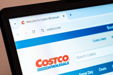 New York, ABD - 21 Aralık 2024: Toptan Costco web sitesi logolu dizüstü bilgisayar ekranında sergilenmektedir. Toptan bakkal, elektronik, mobilya ve üyelik hizmetleri sunan perakende şirketi