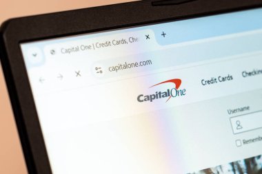 New York, ABD - 21 Aralık 2024: Capital One web sitesi logolu dizüstü bilgisayar ekranında görüntülendi. Bankacılık, kredi kartı ve kredi sunan finans hizmetleri şirketi