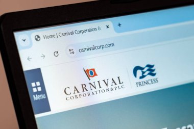 New York, ABD - 21 Aralık 2024: Carnival Corporation web sitesi logolu dizüstü bilgisayar ekranında görüntülendi. Tatil paketleri ve seyahat hizmetleri sağlayan bir şirket.