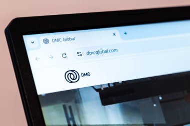 New York, ABD - 01 Ocak 2025: DMC Global web sitesi endüstriyel üretim ve metal işleme çözümlerini gösteren bilgisayar ekranında sergilendi
